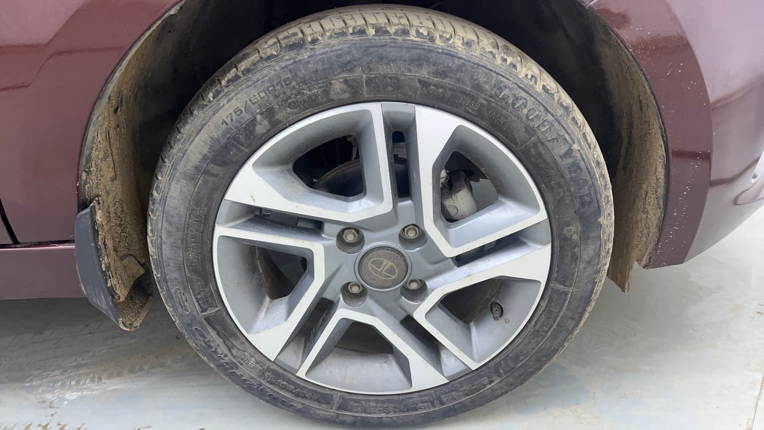 Used 2022 Tata Tigor XZA Plus Dual Tone Petrol Automatic tyres RIGHT FRONT TYRE RIM VIEW