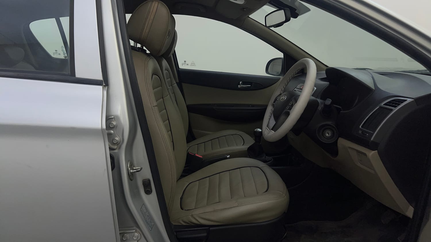 Used 2014 Hyundai i20 Sportz 1.2 Petrol Manual interior RIGHT SIDE FRONT DOOR CABIN VIEW