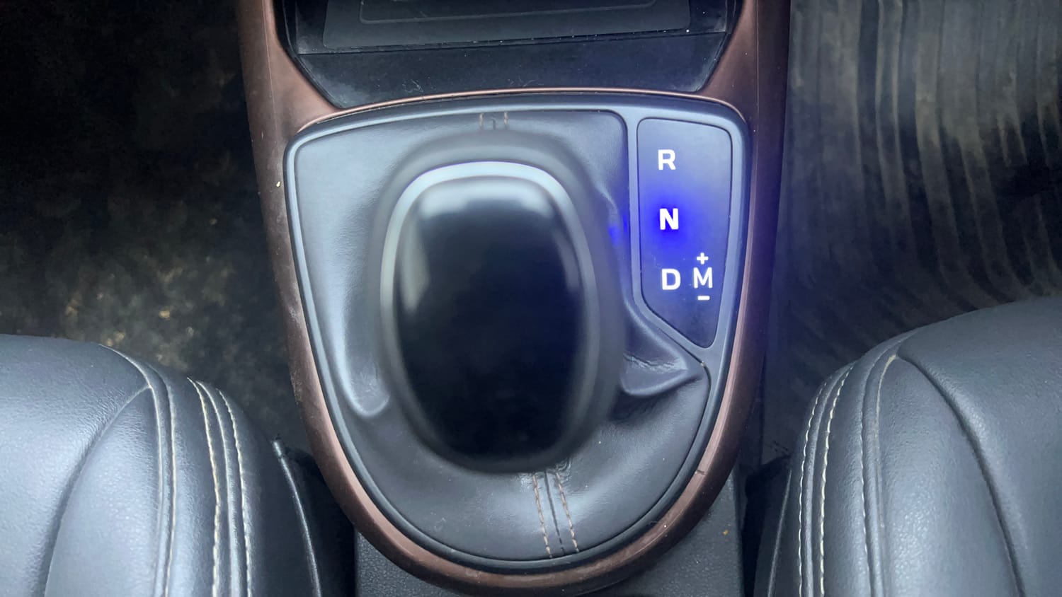 Used 2022 Hyundai Aura SX Plus 1.2 AMT Petrol Petrol Automatic interior GEAR  KNOB VIEW