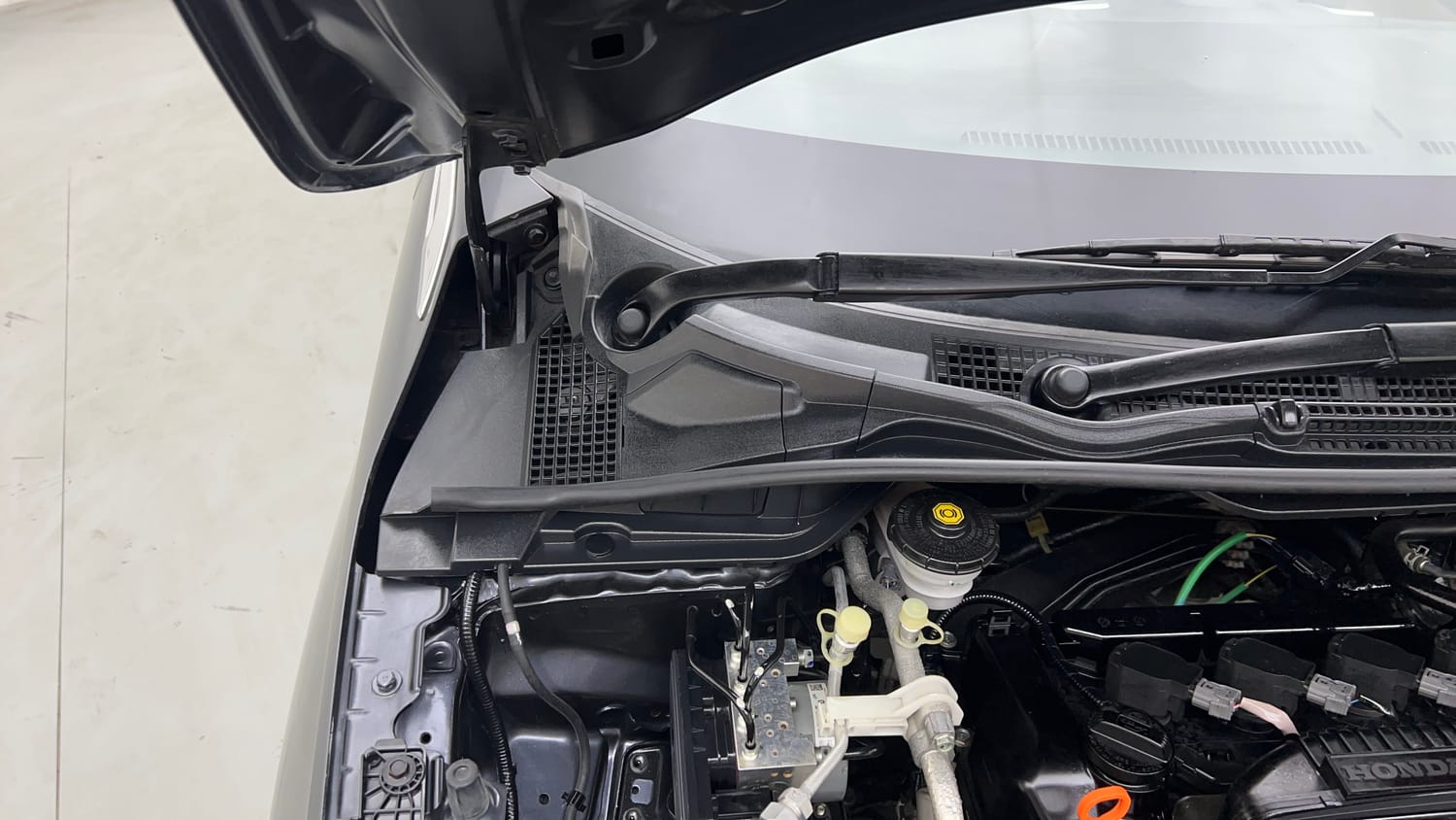 Used 2023 Honda City V Petrol MT Petrol Manual engine ENGINE RIGHT SIDE HINGE & APRON VIEW