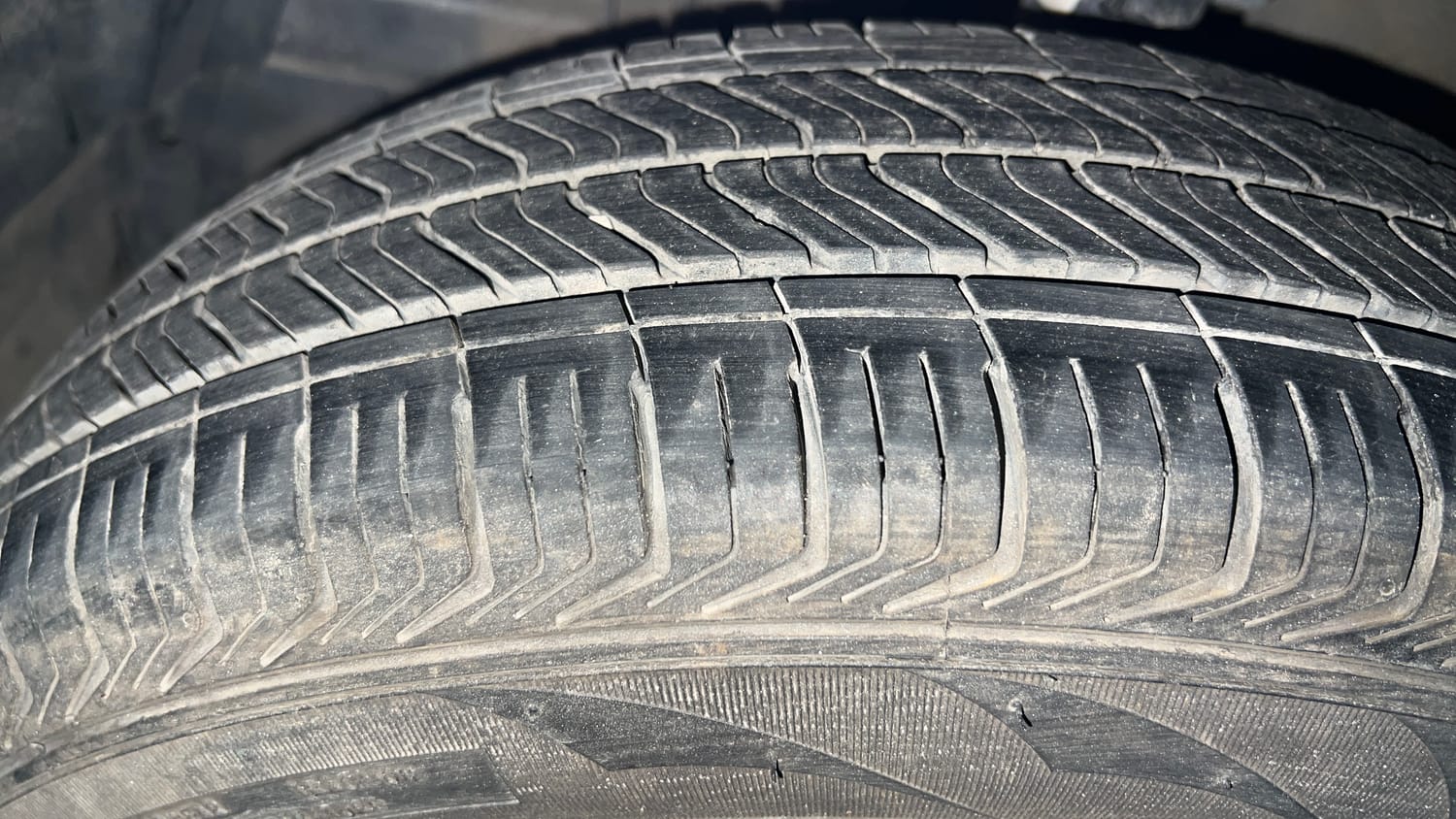 Used 2017 Maruti Suzuki Swift LXi (O) Petrol Manual tyres LEFT FRONT TYRE TREAD VIEW