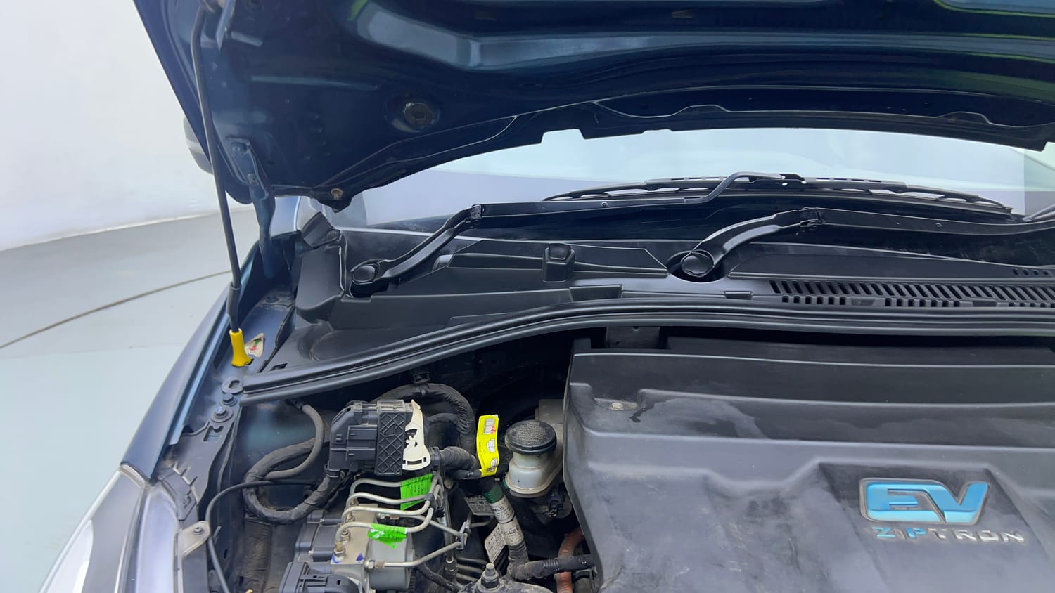 Used 2022 Tata Tigor EV XZ Plus Electric Automatic engine ENGINE RIGHT SIDE HINGE & APRON VIEW