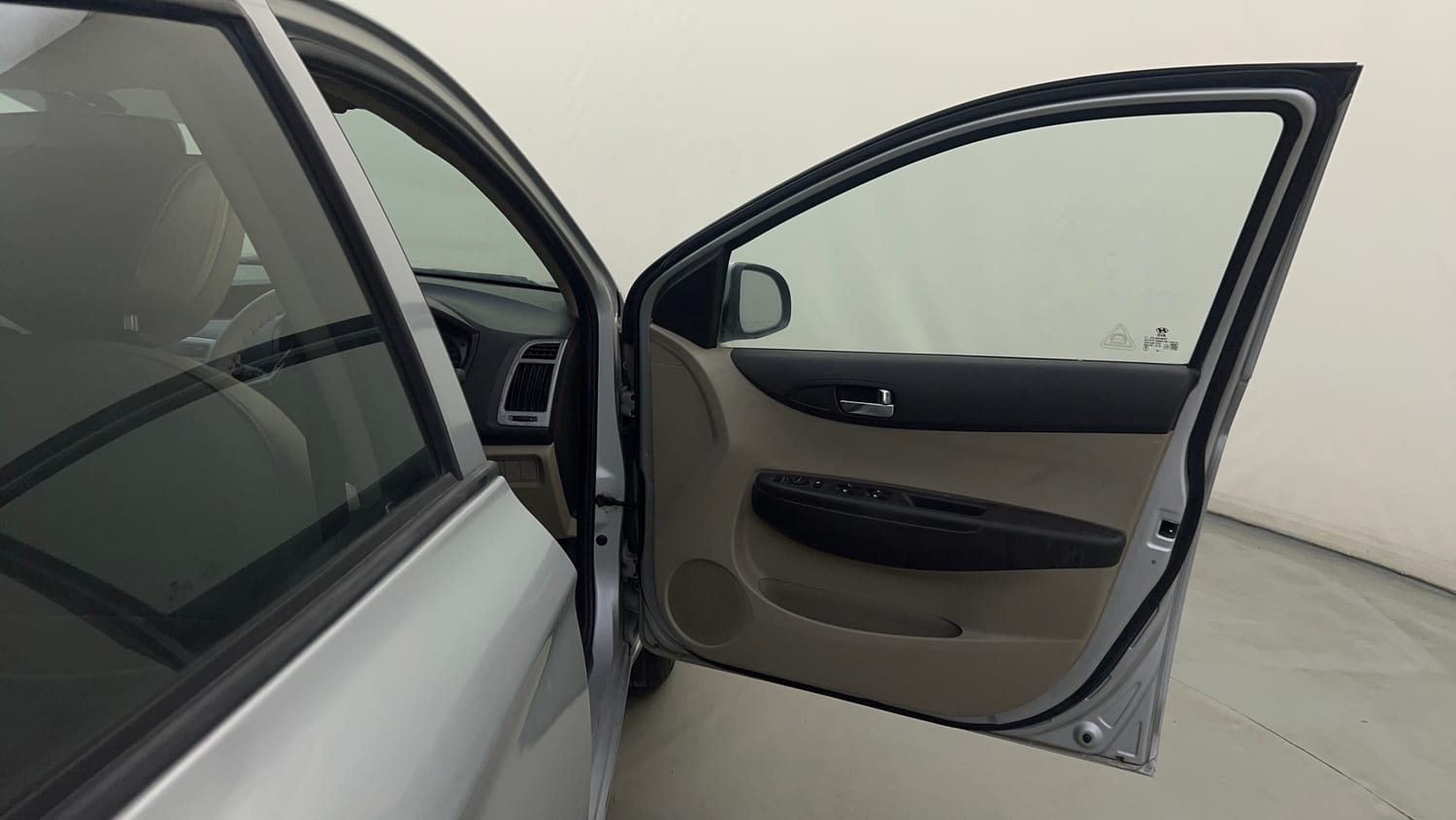 Used 2014 Hyundai i20 Sportz 1.2 Petrol Manual interior RIGHT FRONT DOOR OPEN VIEW