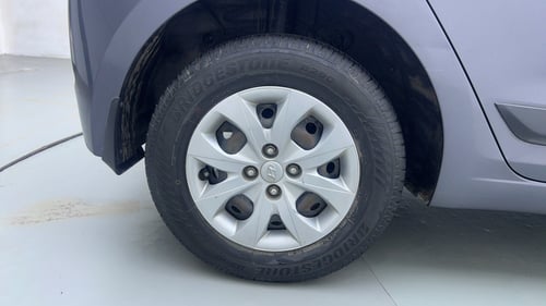 Used 2016 Hyundai Elite i20 Sportz 1.2 Petrol Manual tyres RIGHT REAR TYRE RIM VIEW