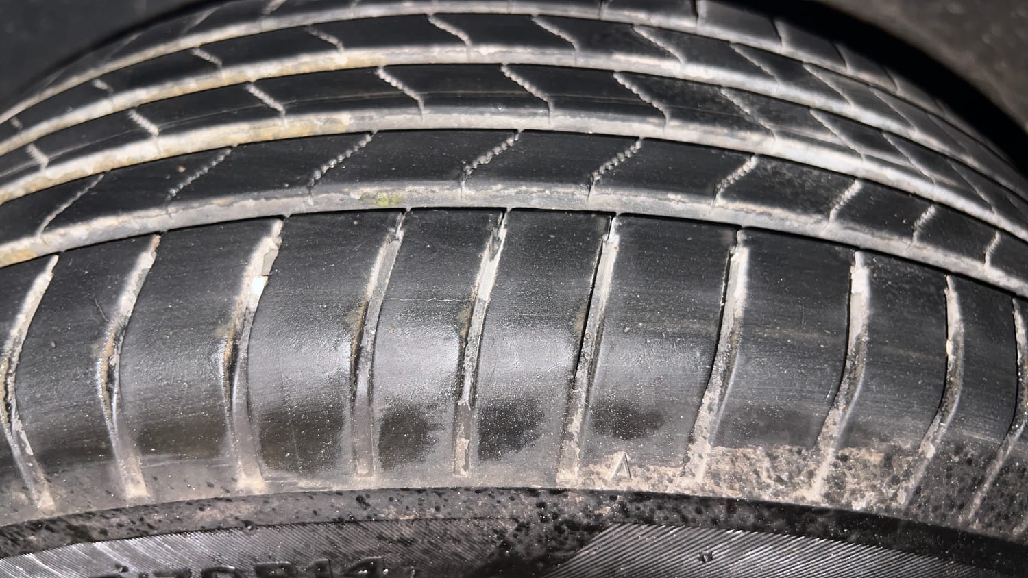 Used 2017 Hyundai Elite i20 Magna Executive 1.2 Petrol Manual tyres LEFT FRONT TYRE TREAD VIEW