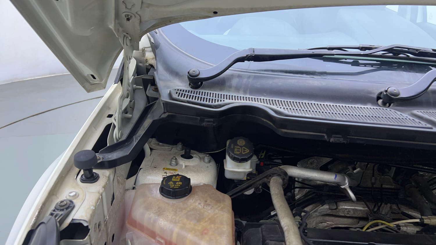 Used 2017 Ford EcoSport Titanium 1.5L Ti-VCT Petrol Manual engine ENGINE RIGHT SIDE HINGE & APRON VIEW
