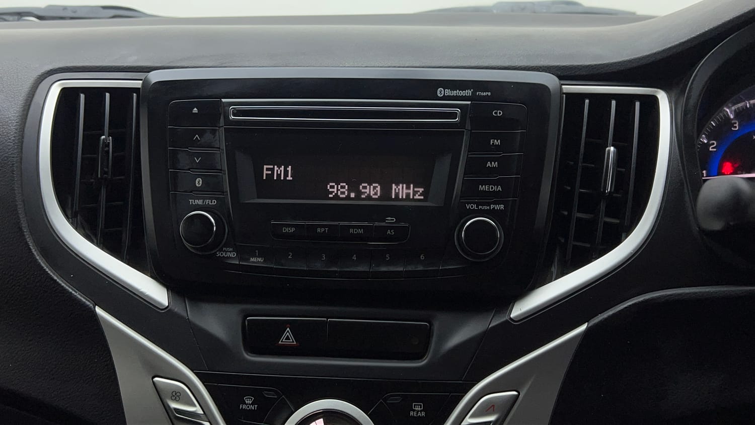 Used 2017 Maruti Suzuki Baleno Delta 1.2 Petrol Manual top_features Integrated (in-dash) music system