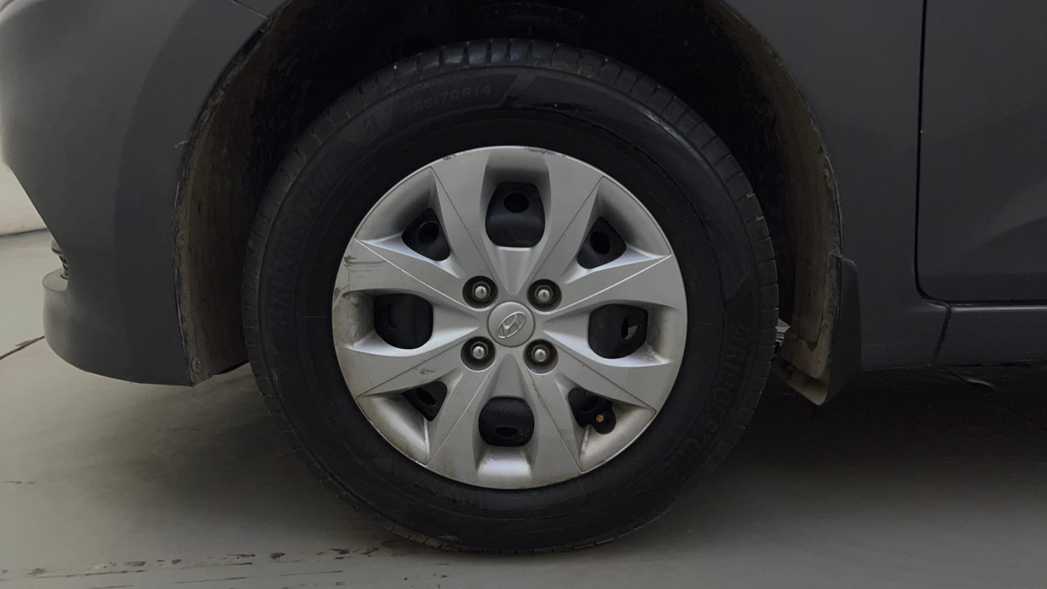 Used 2017 Hyundai Elite i20 Magna Executive 1.2 Petrol Manual tyres LEFT FRONT TYRE RIM VIEW