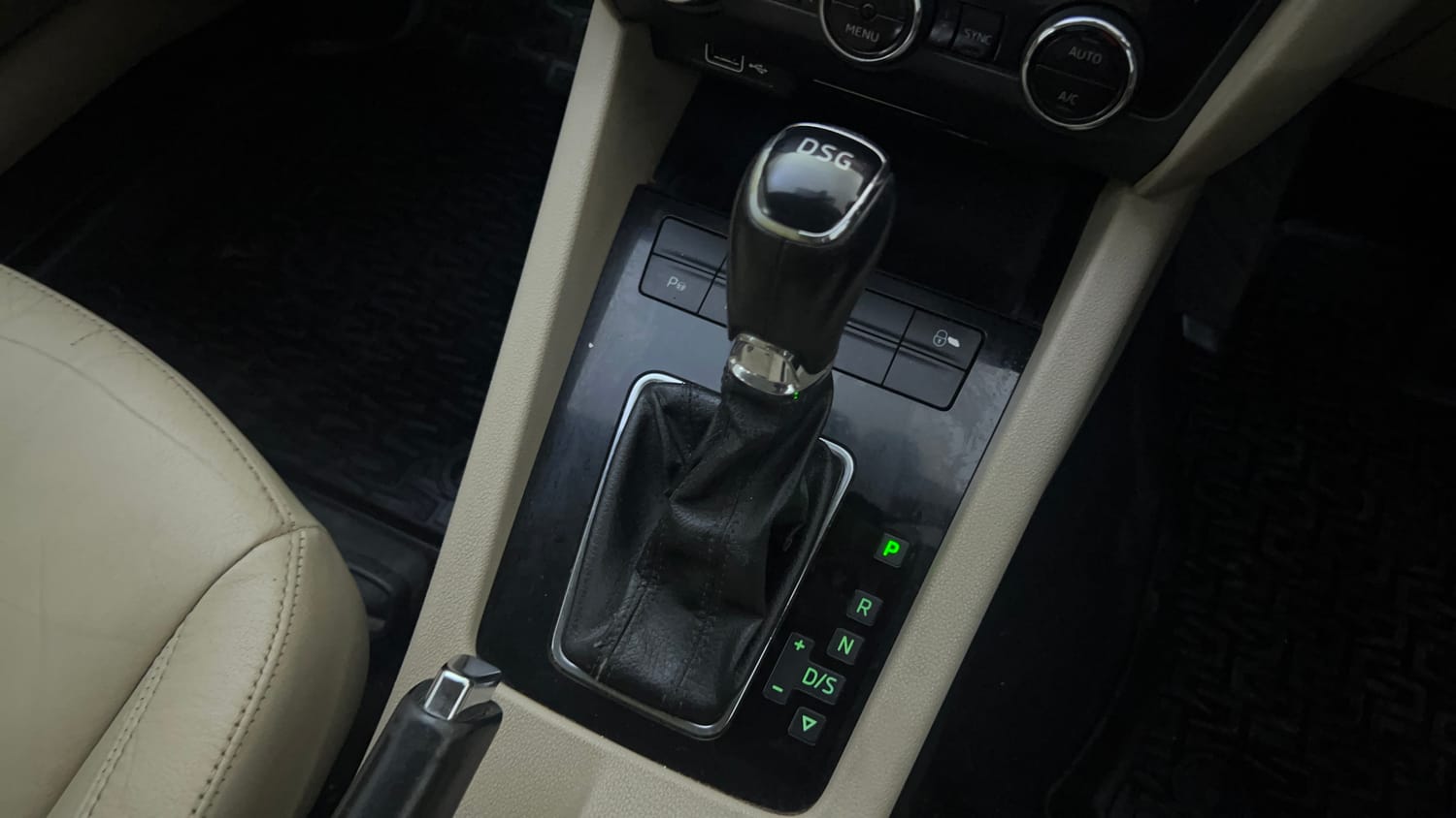 Used 2018 Skoda Octavia 1.8 TSI L&K Petrol Automatic interior GEAR  KNOB VIEW