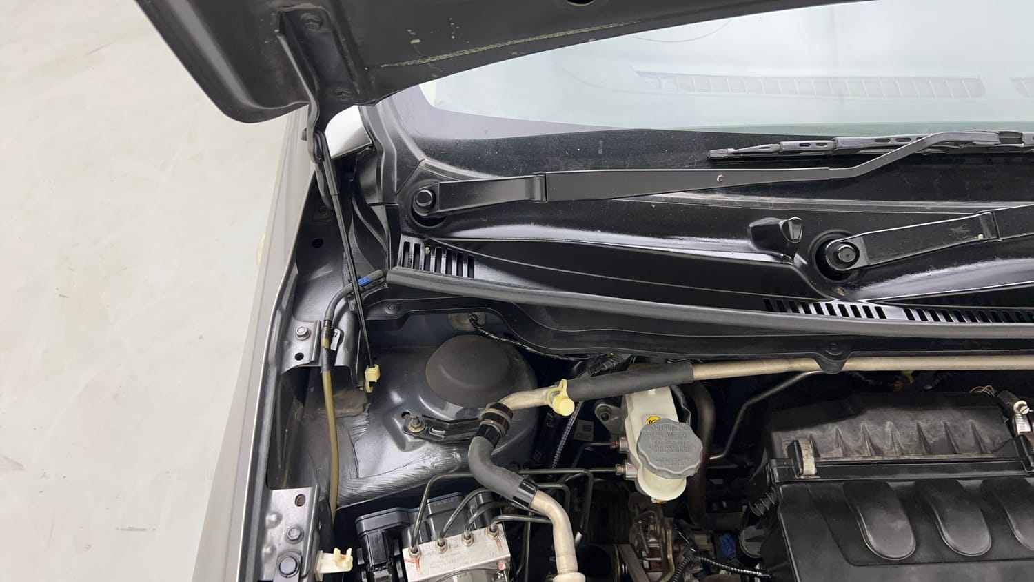 Used 2019 Maruti Suzuki Celerio VXi (O) CNG Cng Manual engine ENGINE RIGHT SIDE HINGE & APRON VIEW
