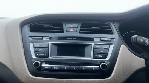 Used 2016 Hyundai Elite i20 Sportz 1.2 Petrol Manual top_features Integrated (in-dash) music system