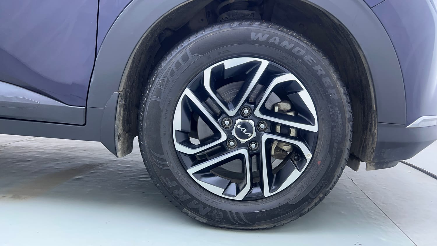 Used 2022 Kia Carens Prestige Plus 1.4 Petrol MT 7 STR Petrol Manual tyres RIGHT FRONT TYRE RIM VIEW