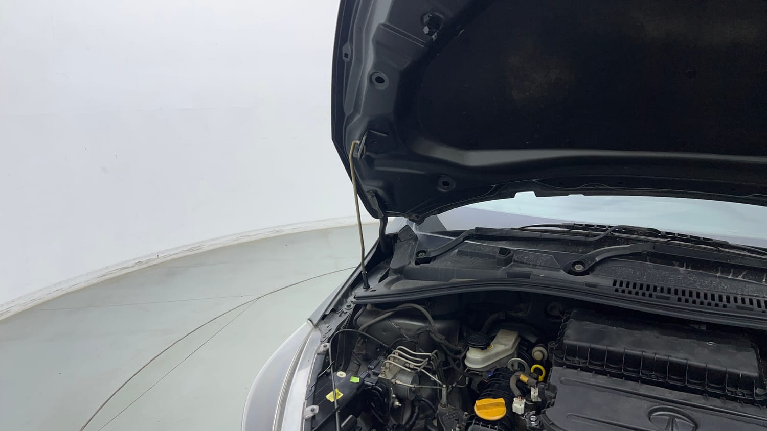Used 2020 Tata Tiago XZ Plus Petrol Manual engine ENGINE RIGHT SIDE HINGE & APRON VIEW
