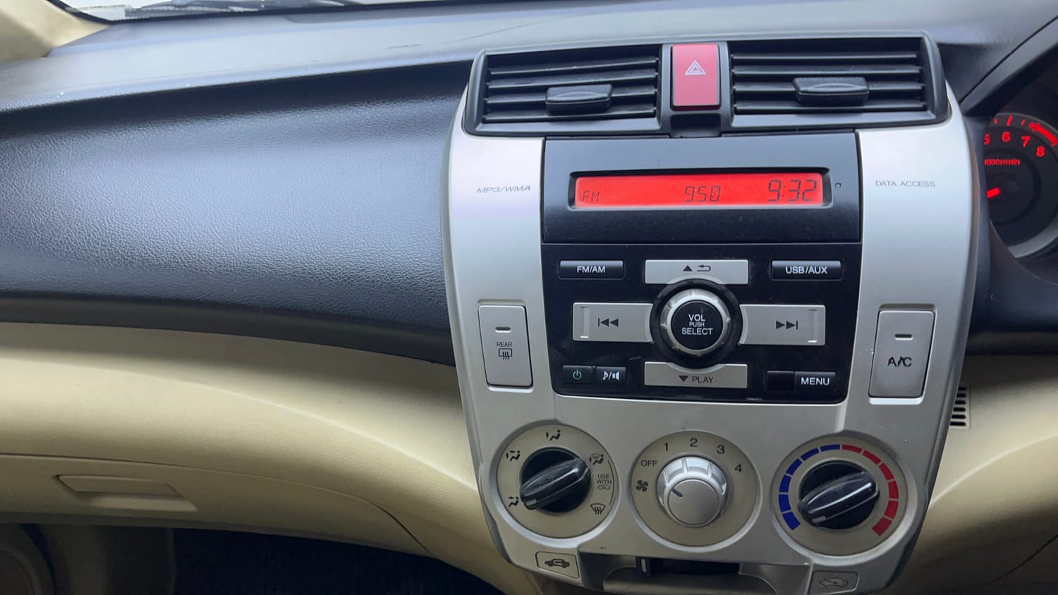 Used 2011 Honda City 1.5 V AT Petrol Automatic interior MUSIC SYSTEM & AC CONTROL VIEW
