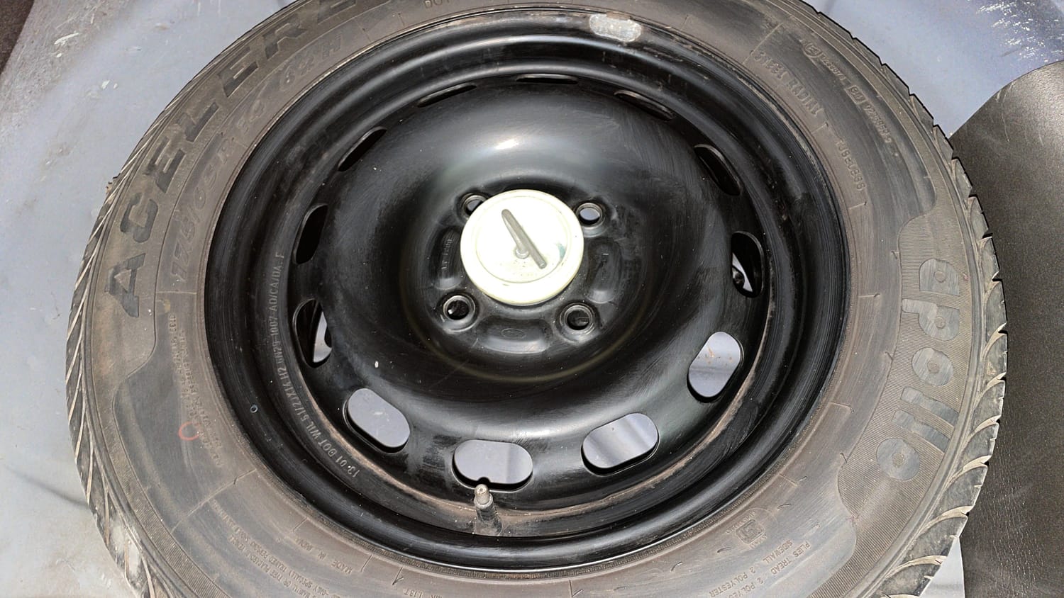 Used 2013 Ford Figo Duratec Petrol ZXI 1.2 Petrol Manual tyres SPARE TYRE VIEW