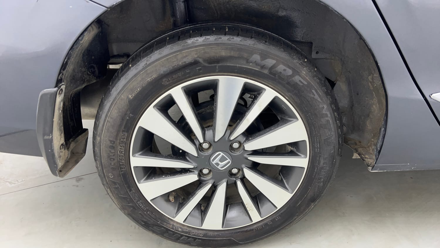 Used 2023 Honda City V Petrol MT Petrol Manual tyres RIGHT REAR TYRE RIM VIEW
