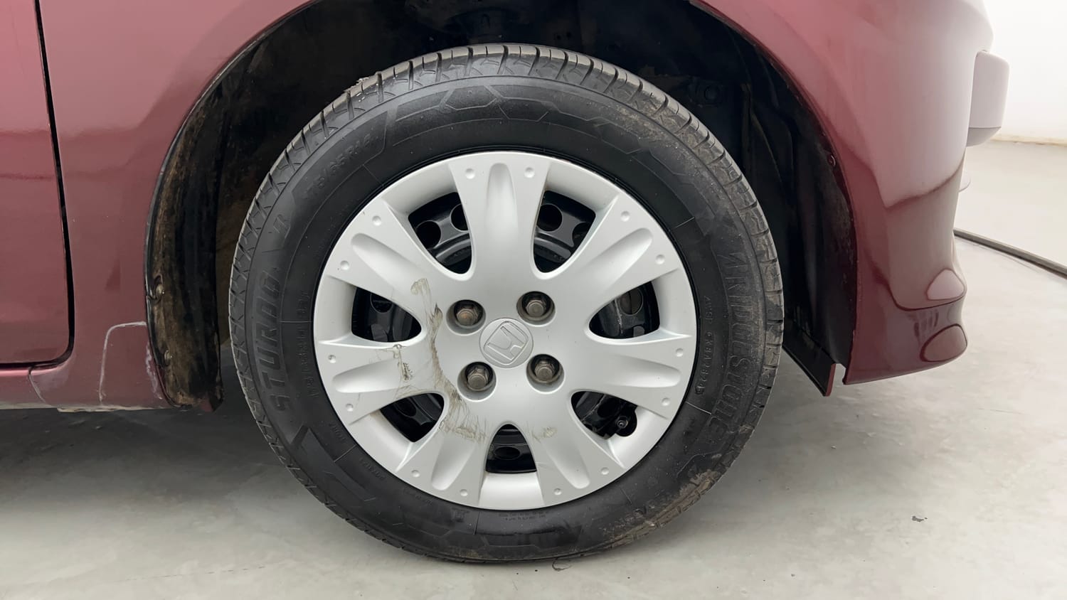 Used 2015 Honda Amaze 1.2 S i-VTEC Petrol Manual tyres RIGHT FRONT TYRE RIM VIEW
