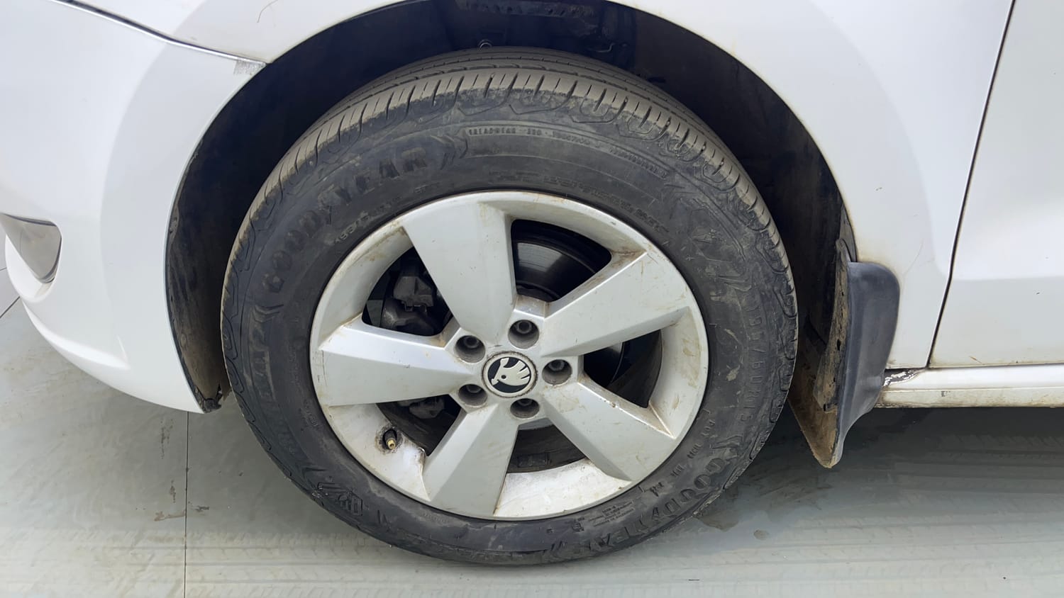 Used 2016 Skoda Rapid 1.5 TDI CR Style Plus AT Diesel Automatic tyres LEFT FRONT TYRE RIM VIEW