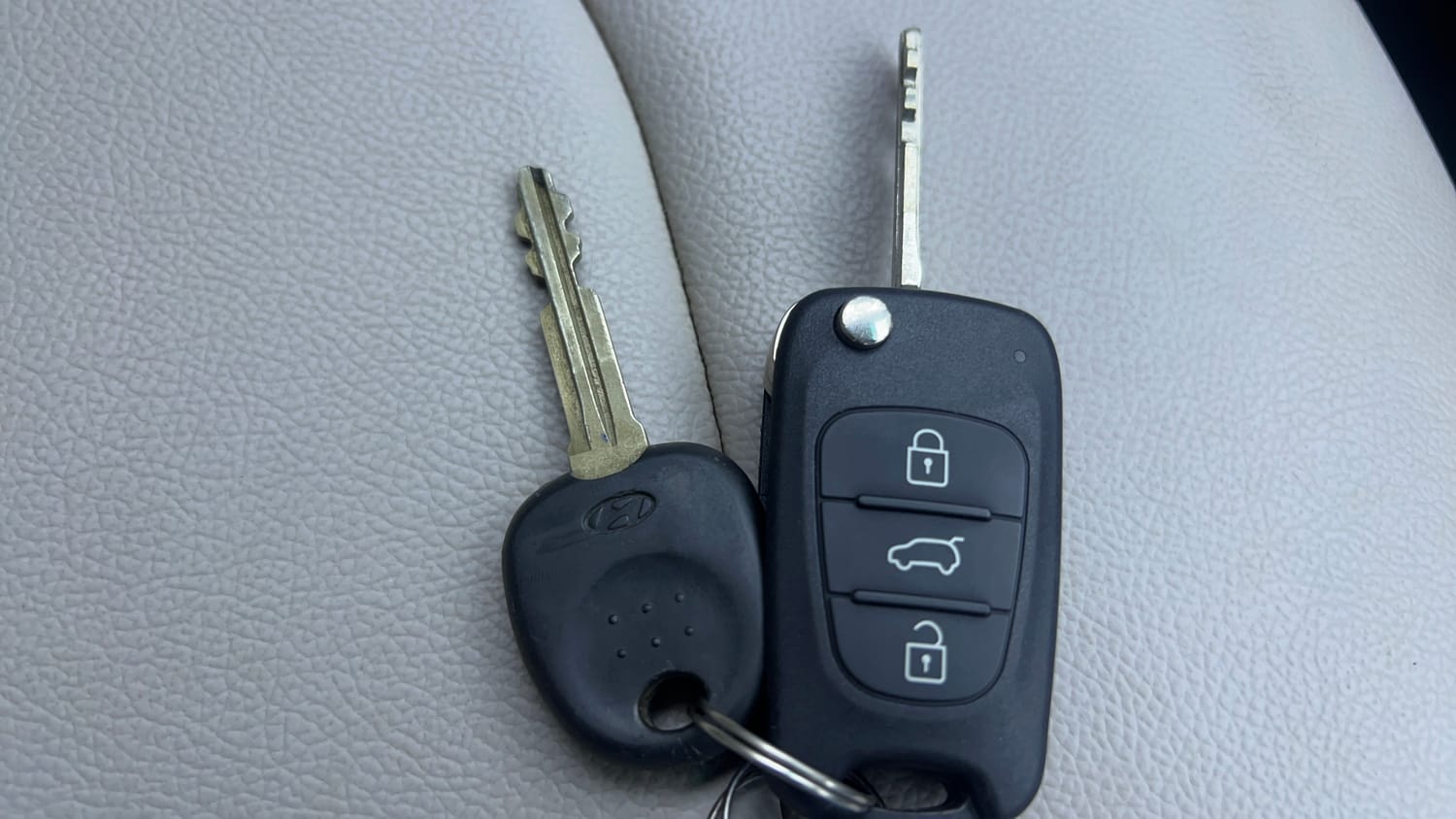 Used 2015 Hyundai i10 Sportz 1.1 iRDE2 Petrol Manual extra CAR KEY VIEW