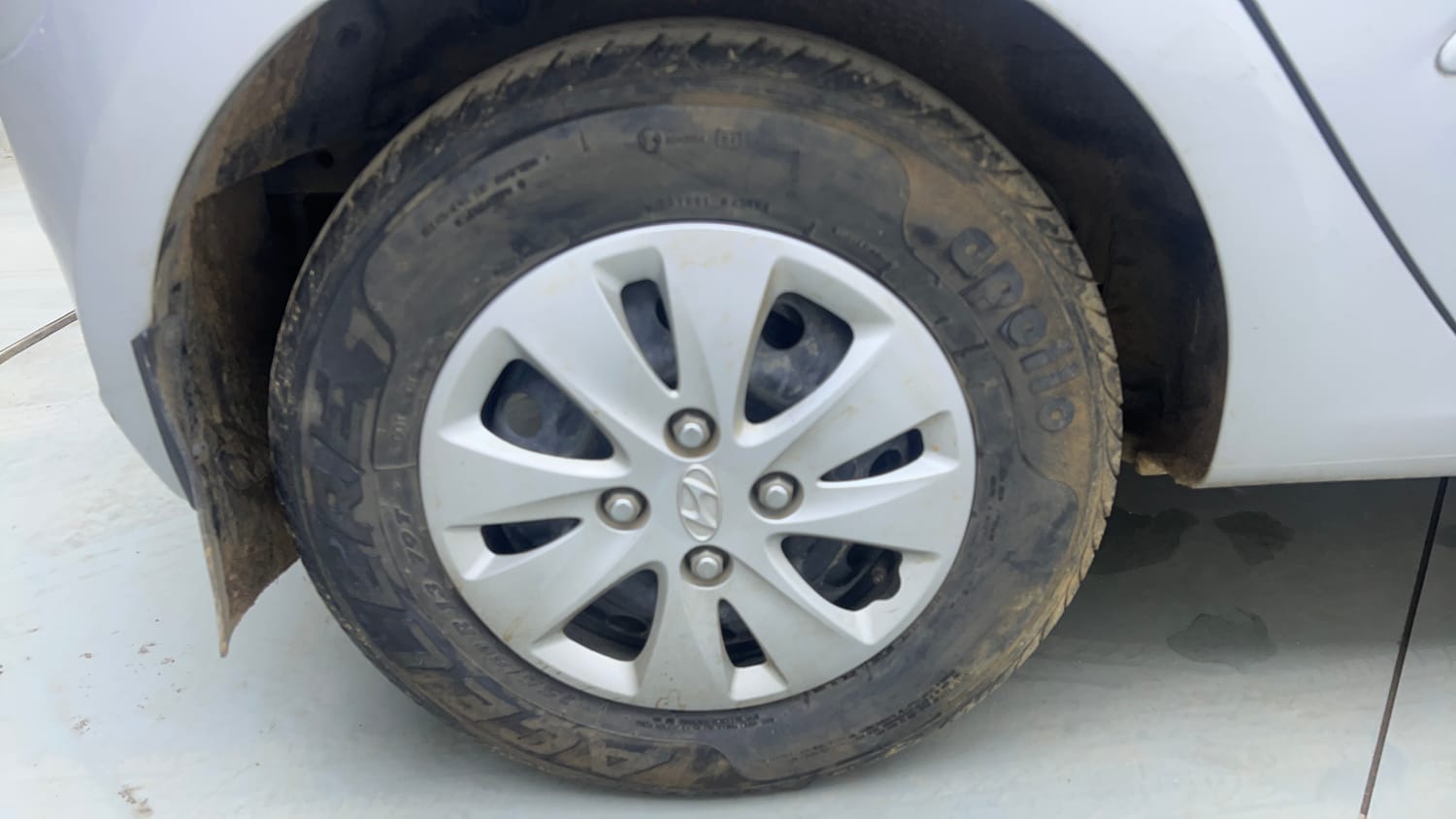 Used 2012 Hyundai i10 Sportz 1.2 AT Kappa2 Petrol Automatic tyres RIGHT REAR TYRE RIM VIEW