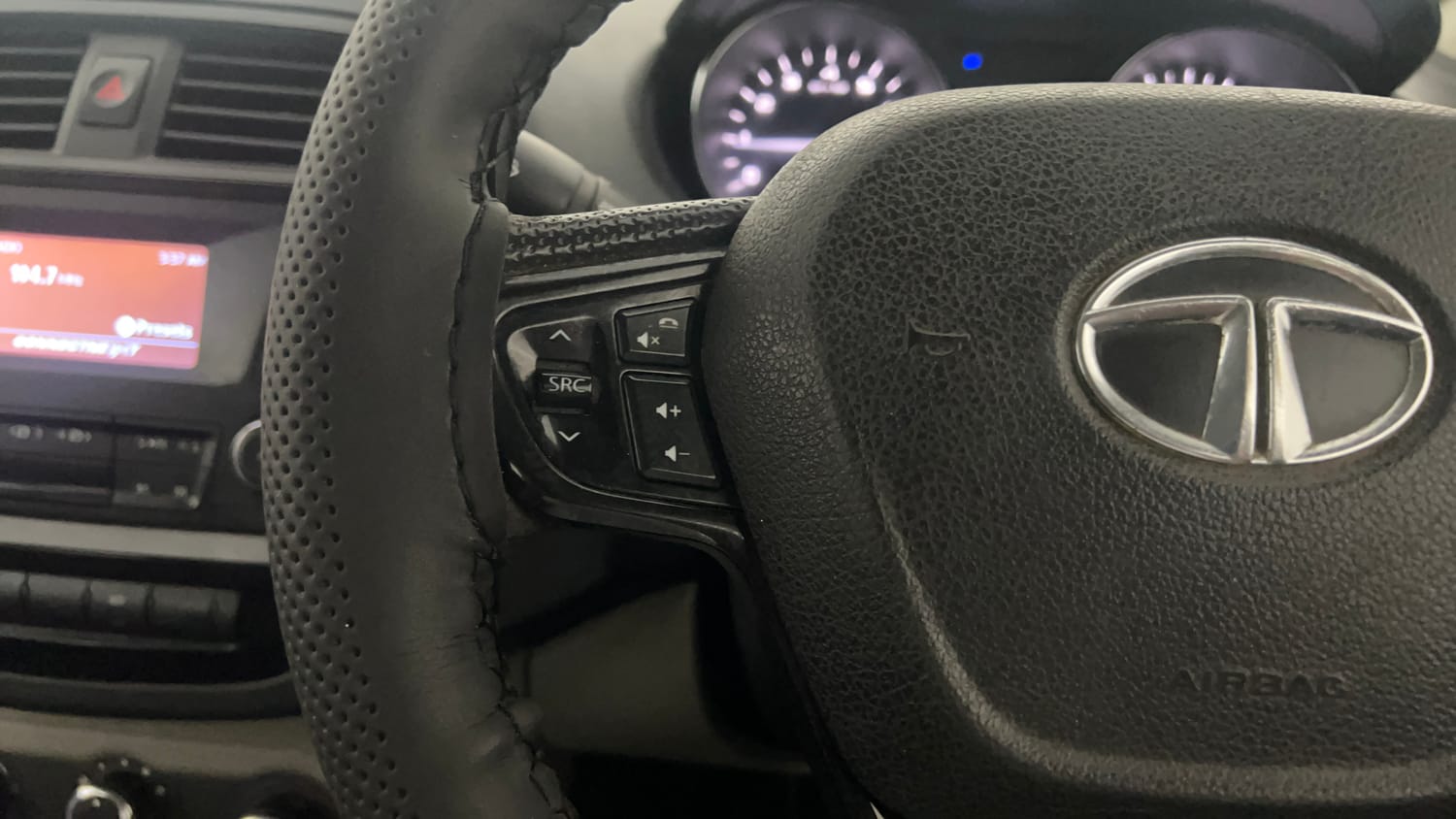 Used 2019 Tata Tiago Revotron XZ w/o Alloy Petrol Manual top_features Steering mounted controls