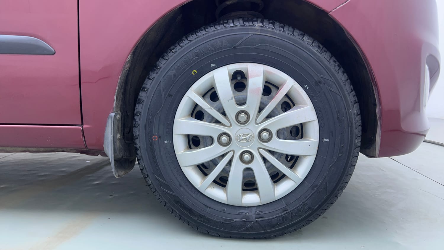 Used 2015 Hyundai i10 Sportz 1.1 iRDE2 Petrol Manual tyres RIGHT FRONT TYRE RIM VIEW