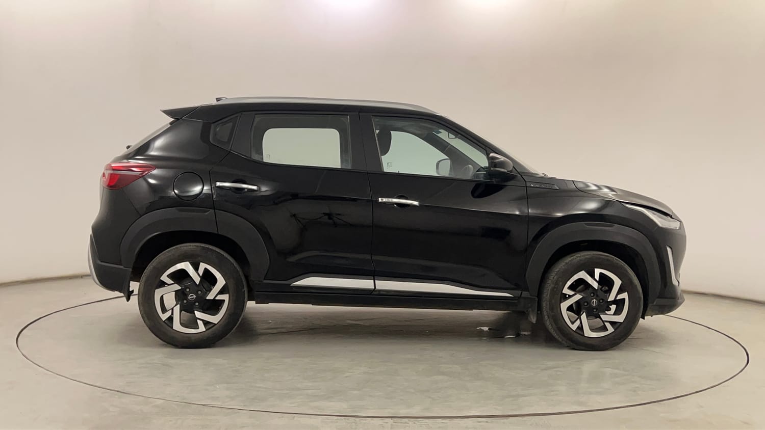 Used 2023 Nissan Magnite XV Petrol Manual exterior RIGHT SIDE VIEW