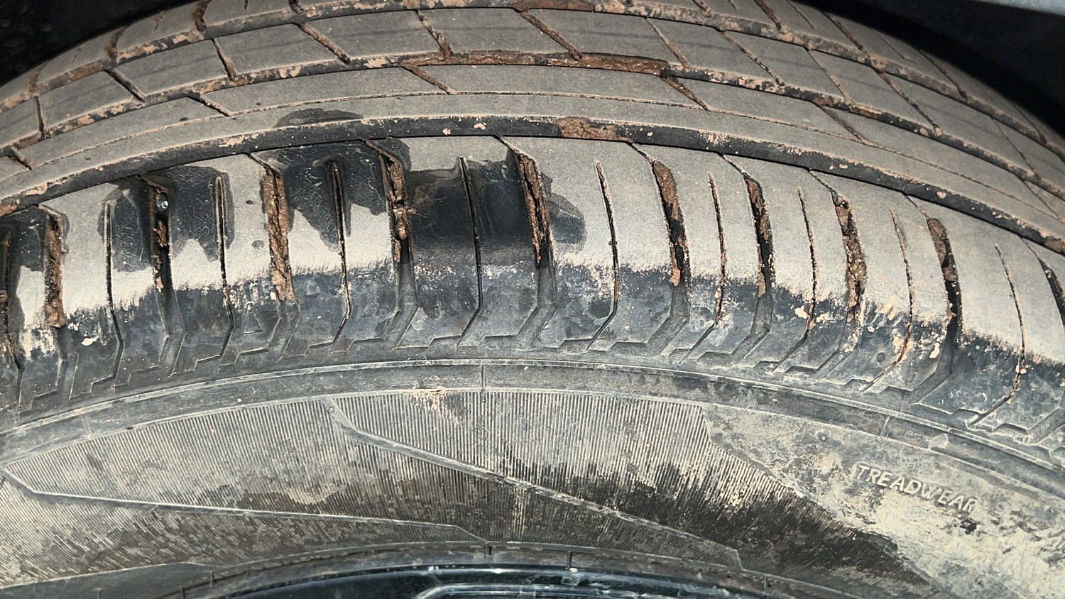 Used 2023 Tata Punch Adventure Rhythm Pack MT Petrol Manual tyres RIGHT FRONT TYRE TREAD VIEW
