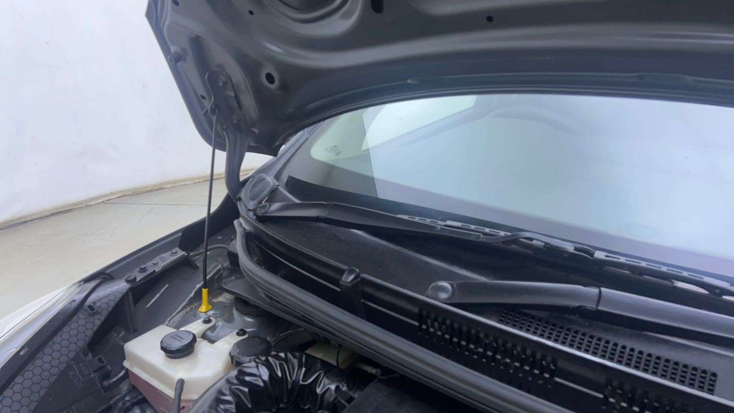 Used 2022 Hyundai Aura SX Plus 1.2 AMT Petrol Petrol Automatic engine ENGINE RIGHT SIDE HINGE & APRON VIEW