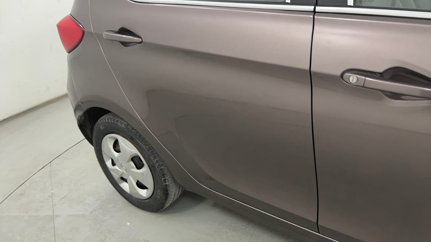 Used 2016 Tata Tiago Revotron XT Petrol Manual dents MINOR DENT