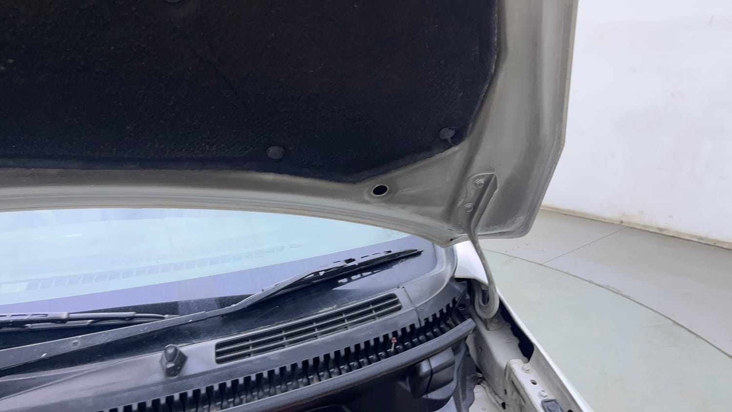 Used 2014 Maruti Suzuki Ertiga Vxi Petrol Manual engine ENGINE LEFT SIDE HINGE & APRON VIEW