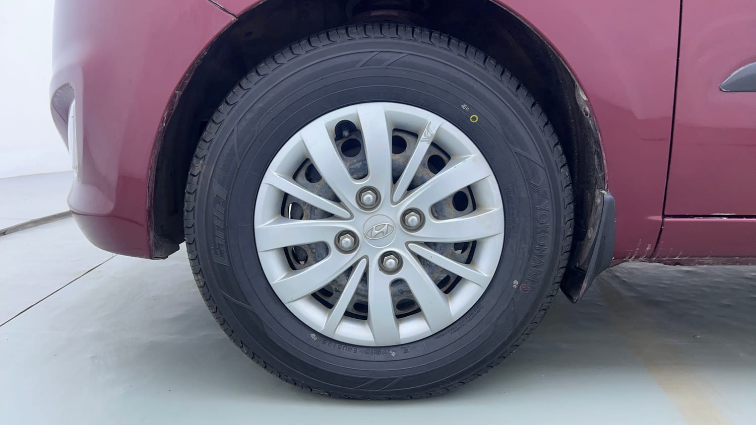 Used 2015 Hyundai i10 Sportz 1.1 iRDE2 Petrol Manual tyres LEFT FRONT TYRE RIM VIEW