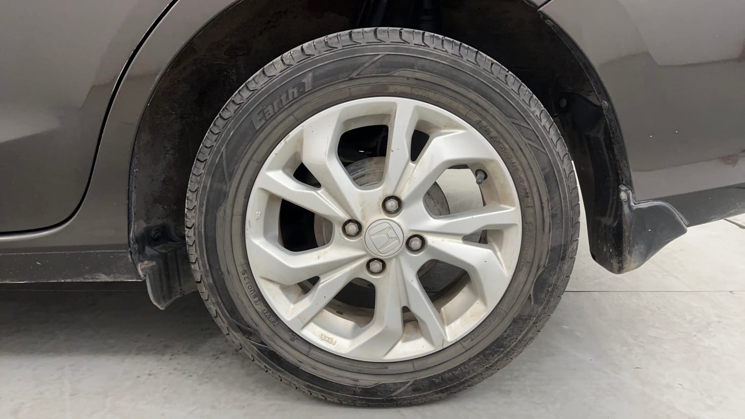 Used 2019 Honda Amaze 1.2 V CVT Petrol Petrol Automatic tyres LEFT REAR TYRE RIM VIEW