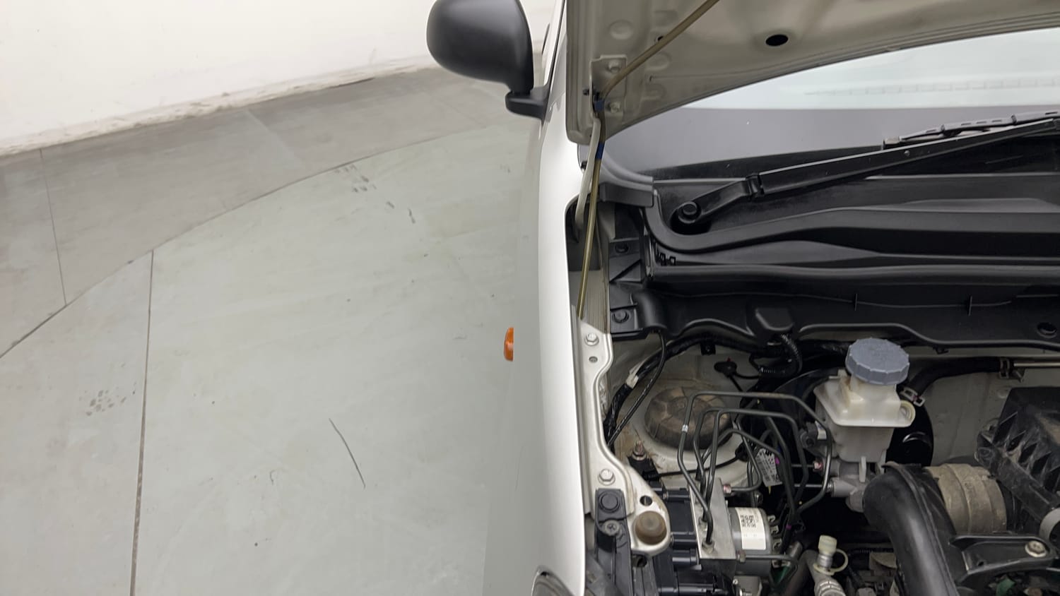 Used 2023 Maruti Suzuki Alto K10 LXi Petrol Manual engine ENGINE RIGHT SIDE HINGE & APRON VIEW