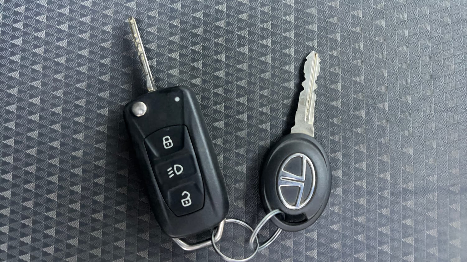 Used 2016 Tata Tiago Revotron XZ Petrol Manual extra CAR KEY VIEW