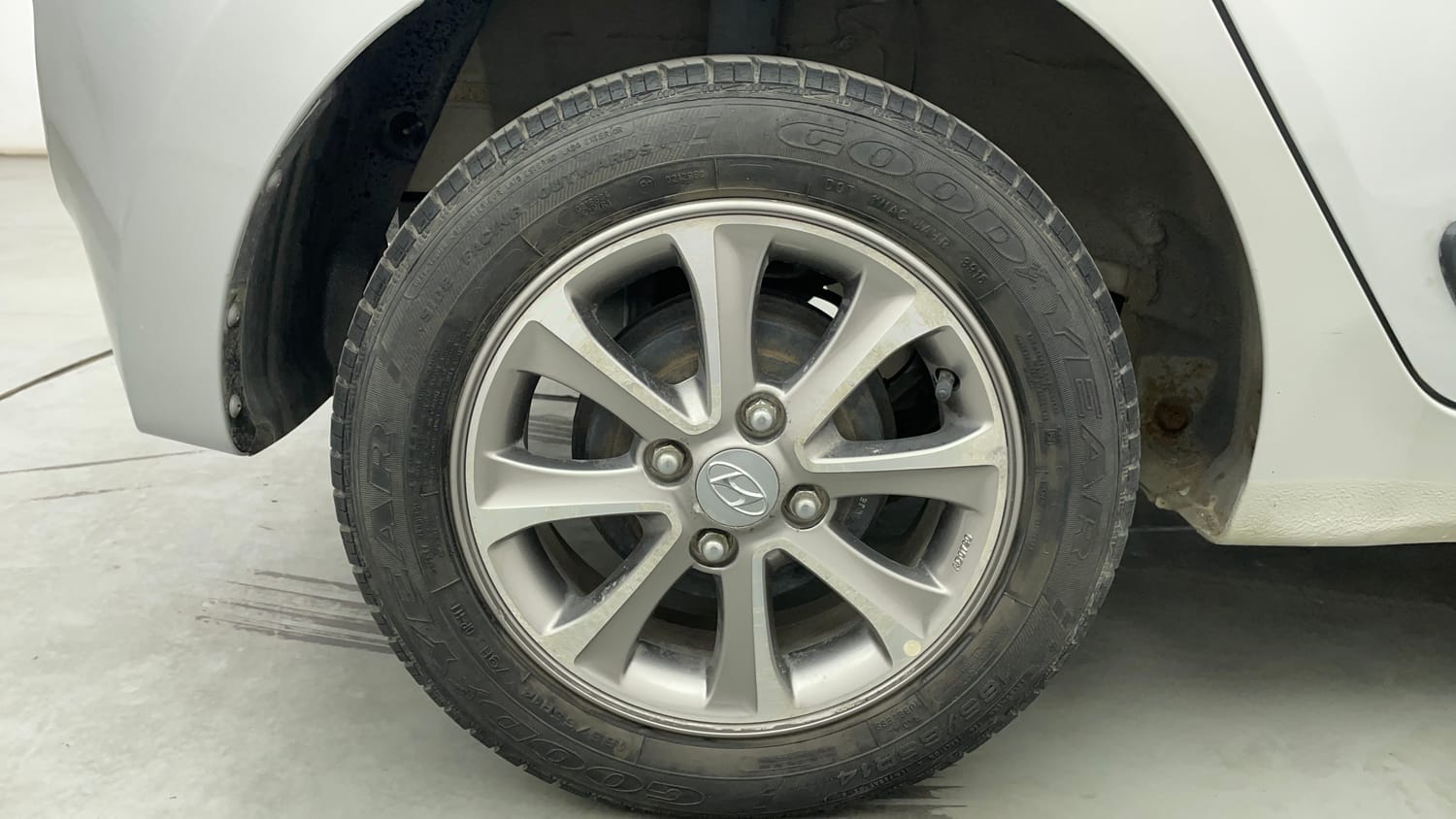 Used 2016 Hyundai Grand i10 Asta 1.2 Kappa VTVT Petrol Manual tyres RIGHT REAR TYRE RIM VIEW