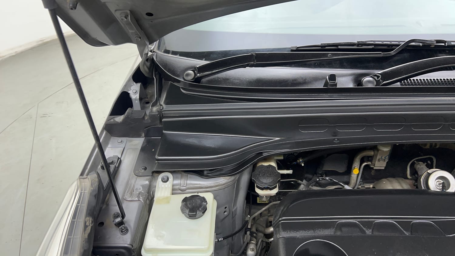 Used 2018 Hyundai Creta SX 1.6 AT CRDi Diesel Automatic engine ENGINE RIGHT SIDE HINGE & APRON VIEW
