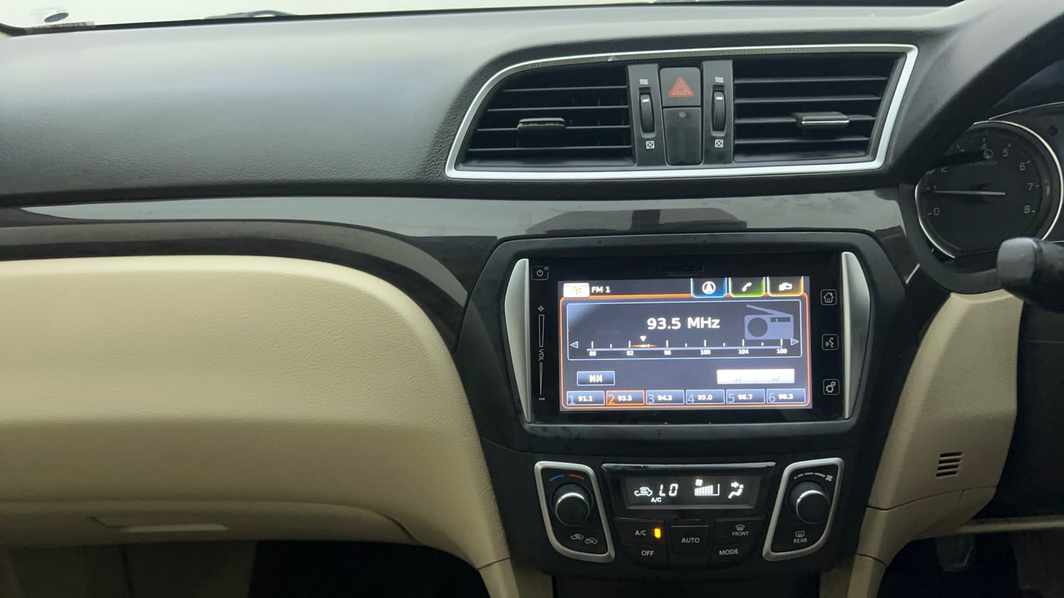 Used 2015 Maruti Suzuki Ciaz ZXI+ Petrol Manual interior MUSIC SYSTEM & AC CONTROL VIEW
