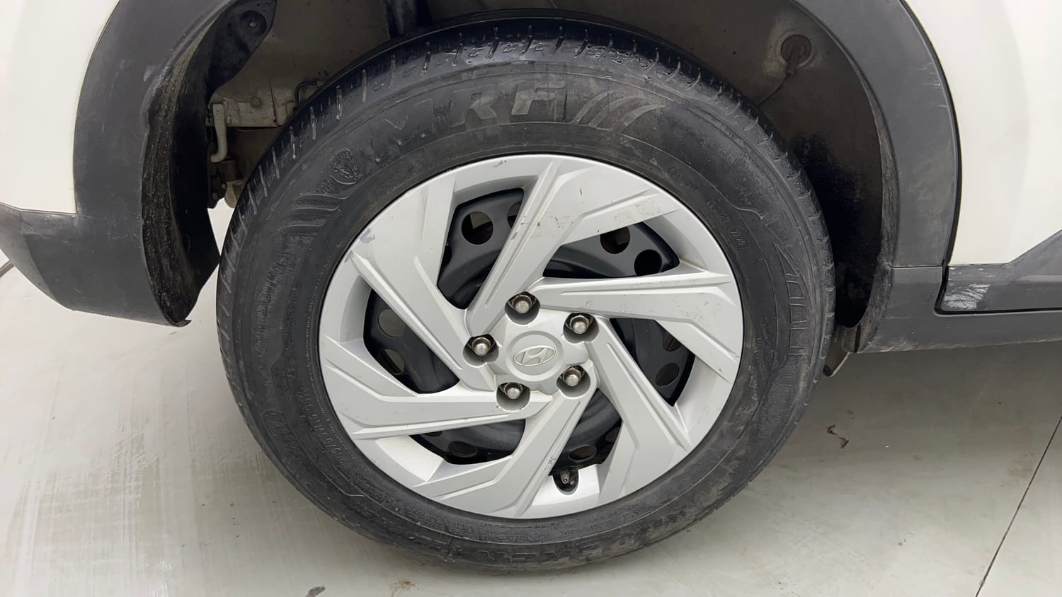 Used 2022 Hyundai Venue S (O) 1.2 Petrol Cng Manual tyres RIGHT REAR TYRE RIM VIEW