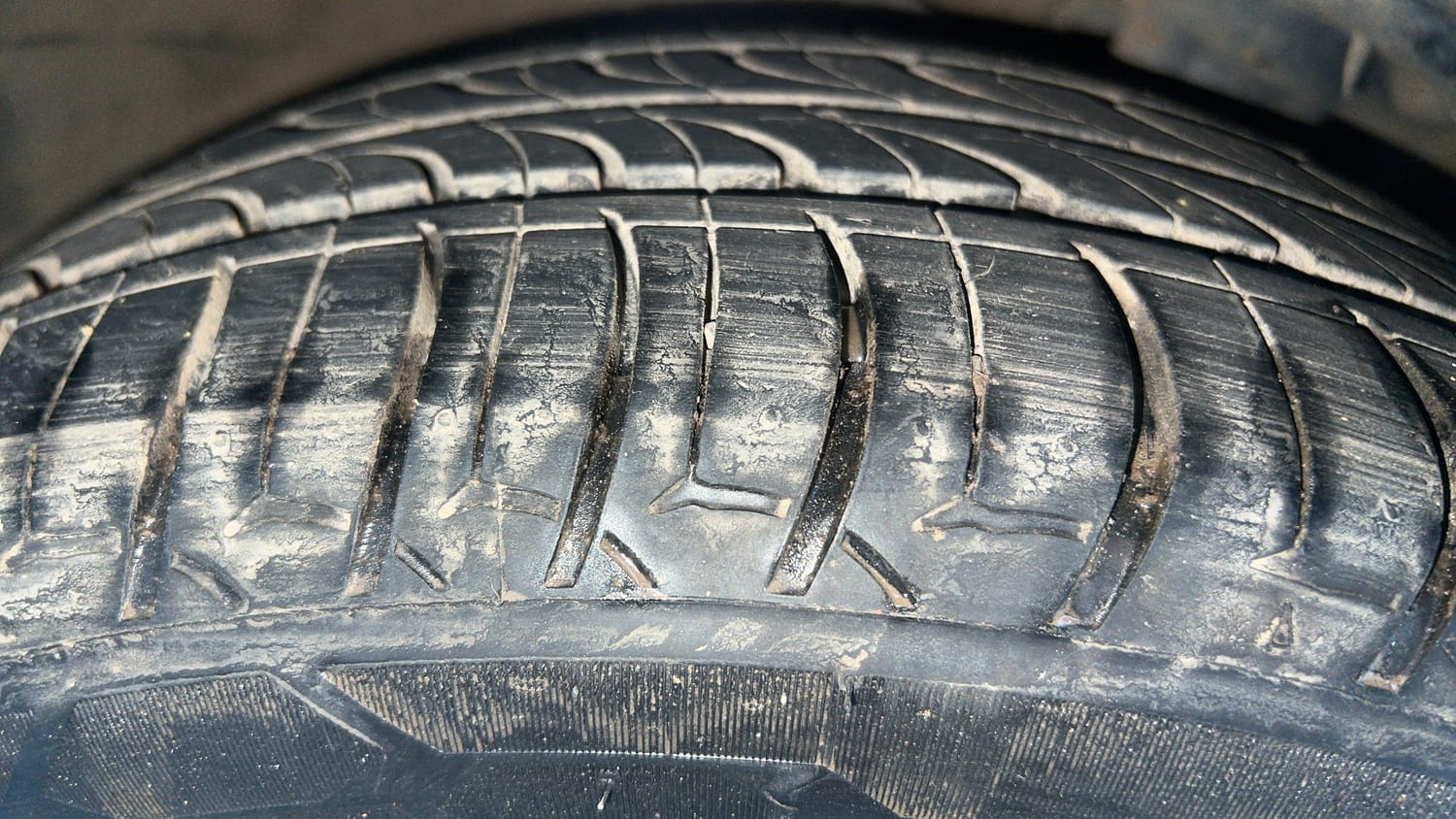 Used 2015 Hyundai Fluidic Verna 4S 1.6 VTVT S(O) Petrol Manual tyres RIGHT FRONT TYRE TREAD VIEW
