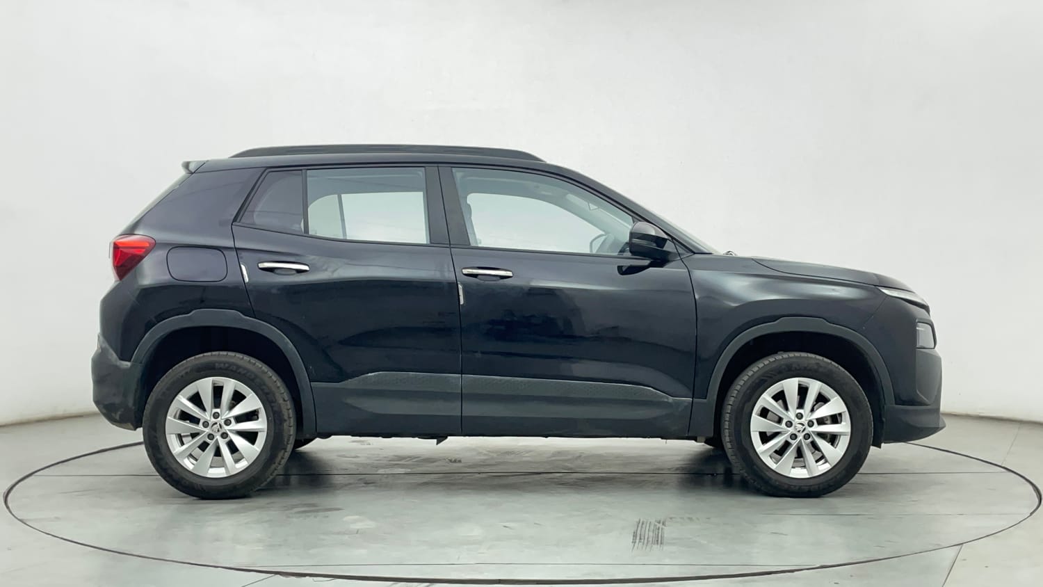 Used 2025 Skoda Kylaq Signature+ 1.0 TSI Petrol Manual exterior RIGHT SIDE VIEW
