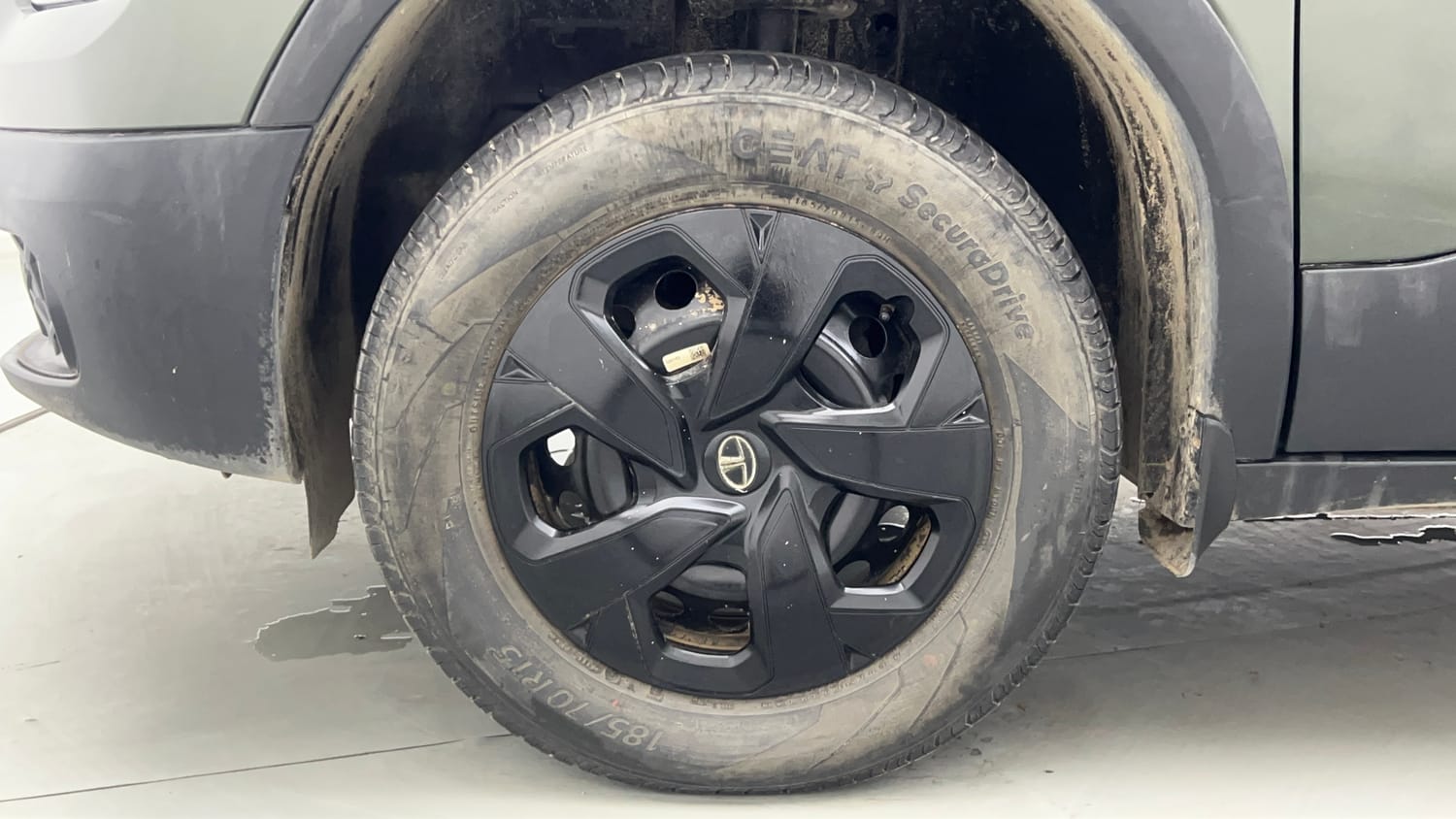 Used 2023 Tata Punch Camo Adventure Rhythm AMT Petrol Automatic tyres LEFT FRONT TYRE RIM VIEW