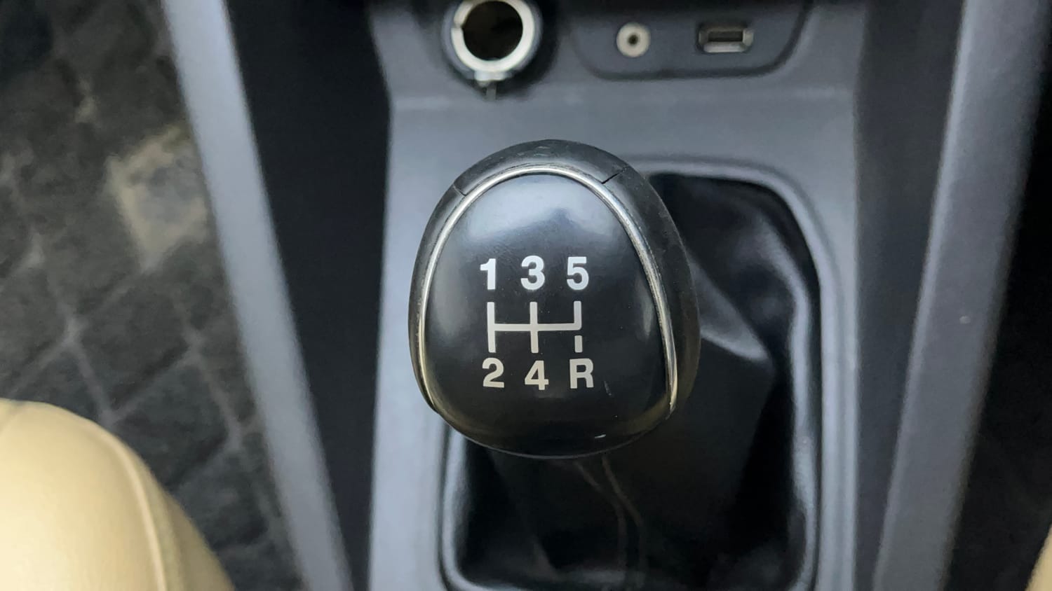 Used 2019 Ford Figo Aspire Titanium 1.2 Ti-VCT Petrol Manual interior GEAR  KNOB VIEW