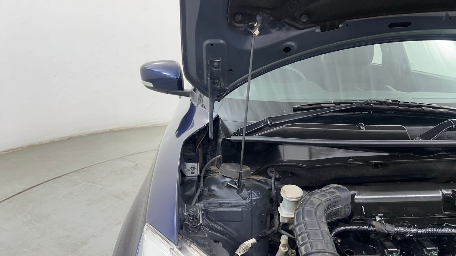 Used 2022 Maruti Suzuki Swift VXi AMT Petrol Automatic engine ENGINE RIGHT SIDE HINGE & APRON VIEW