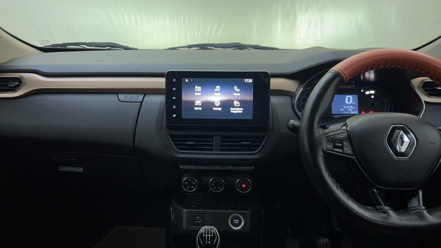 Used 2021 Renault Kiger RXT MT Petrol Manual interior MUSIC SYSTEM & AC CONTROL VIEW