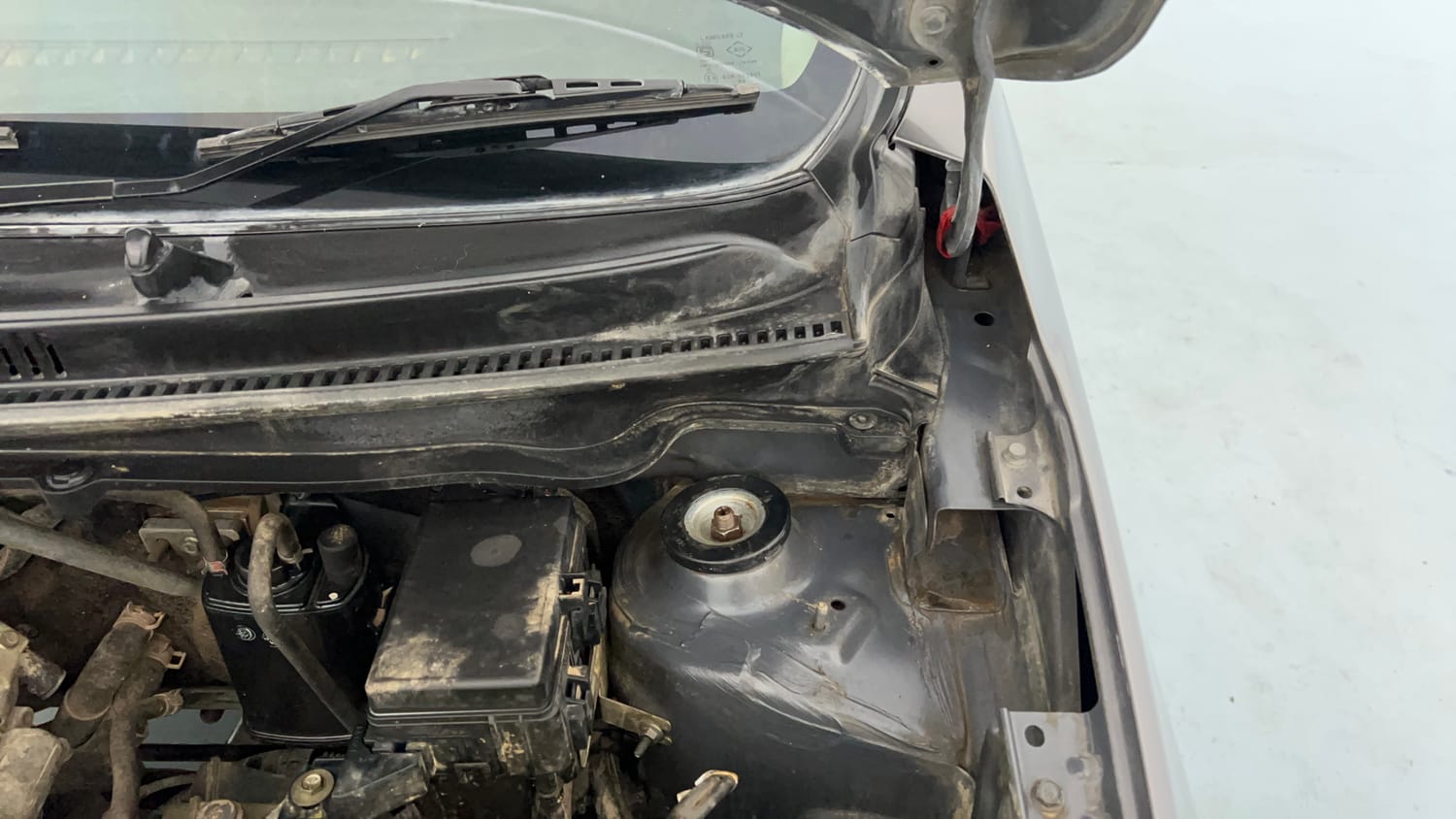 Used 2014 Maruti Suzuki Celerio VXi AMT Petrol Automatic engine ENGINE LEFT SIDE HINGE & APRON VIEW
