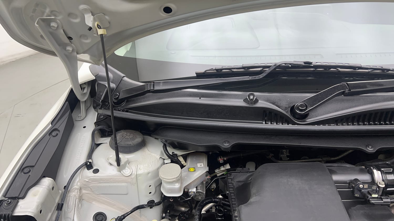 Used 2023 Maruti Suzuki Baleno Alpha AGS Petrol Automatic engine ENGINE RIGHT SIDE HINGE & APRON VIEW