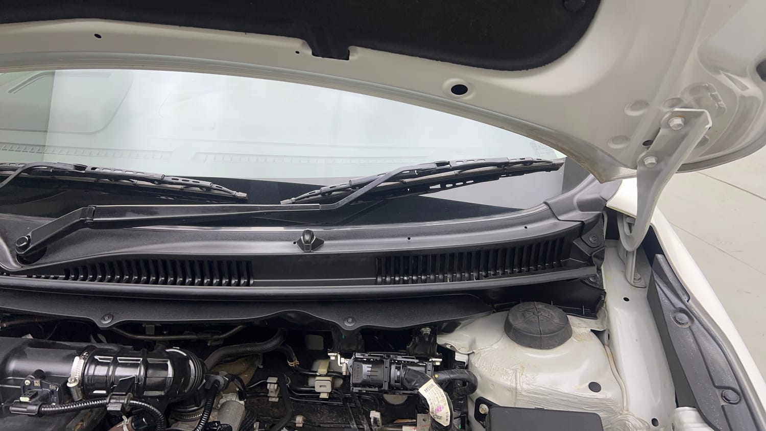 Used 2023 Maruti Suzuki Baleno Alpha AGS Petrol Automatic engine ENGINE LEFT SIDE HINGE & APRON VIEW