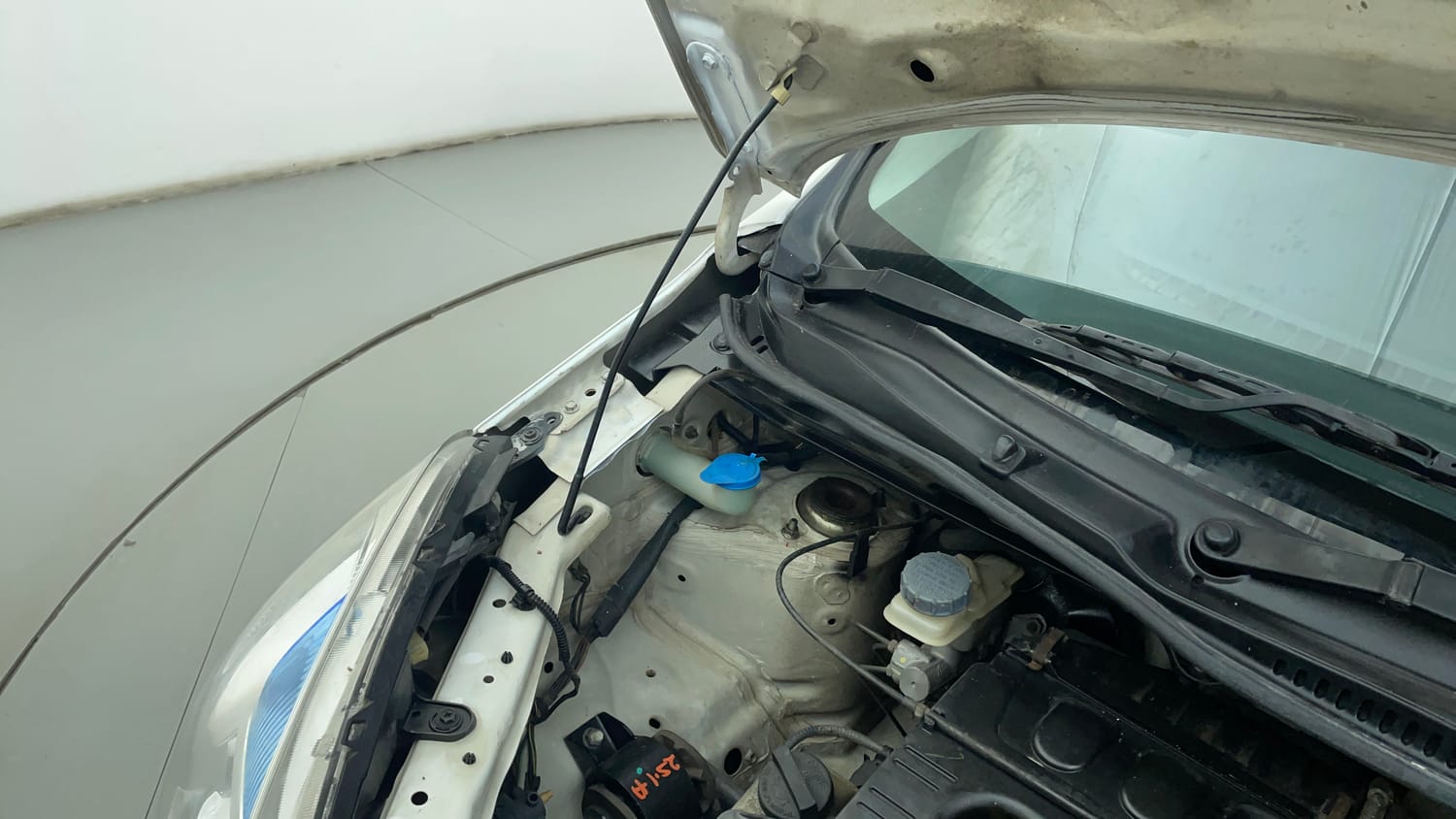 Used 2016 Maruti Suzuki Wagon R VXI Petrol Manual engine ENGINE RIGHT SIDE HINGE & APRON VIEW