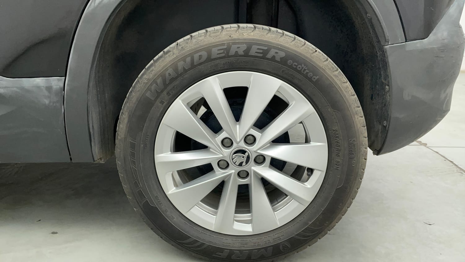 Used 2025 Skoda Kylaq Signature+ 1.0 TSI Petrol Manual tyres LEFT REAR TYRE RIM VIEW